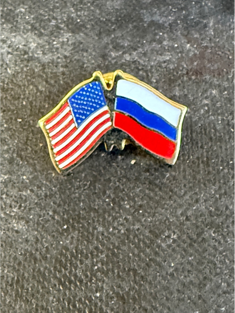 Vintage USA and Russia Flag Pin Badge